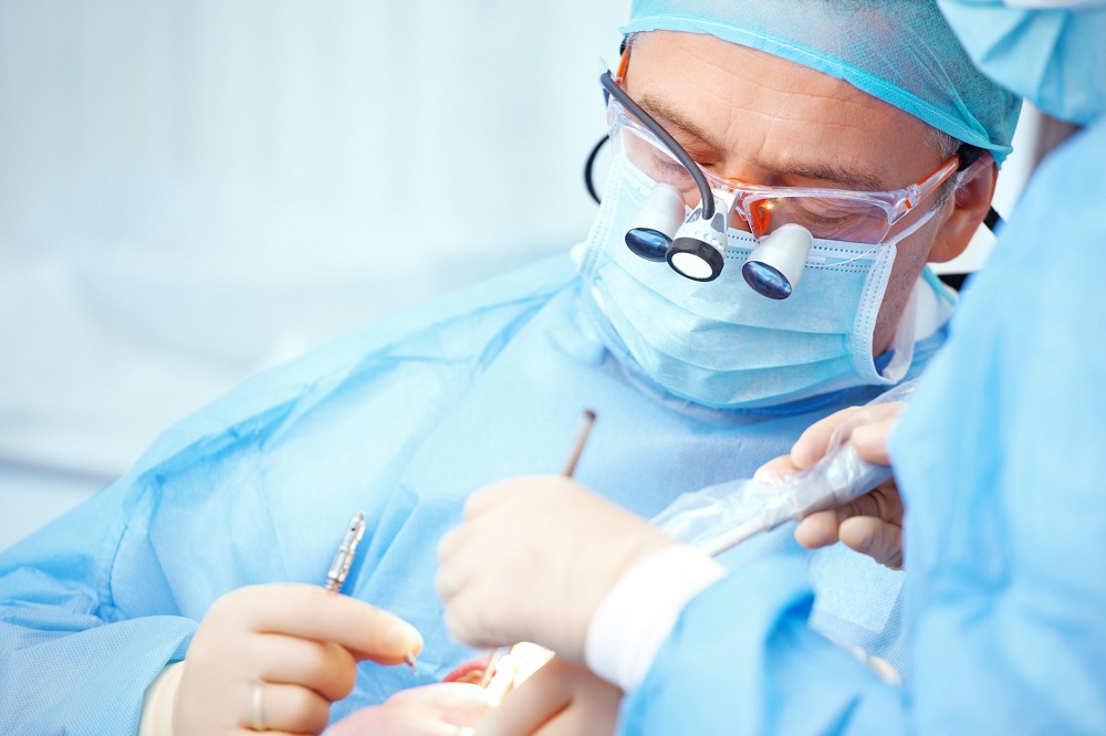 Kiedy ząb wymaga interwencji chirurga? - zdjęcie na Stomatologia Skrzat